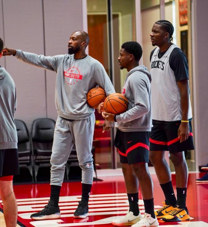 皇冠体育-戴维森签约！火箭15人豪阵上线，乌度卡可组3套阵容？过首轮稳了